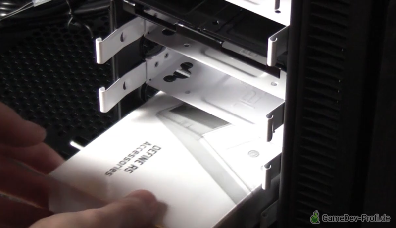 Die Gehäuse-Schrauben liegen im Laufwerksschacht innen.