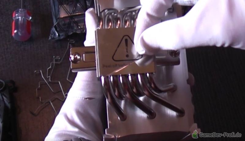 Schutzfolie der Prozessorkontaktfläche auf der Unterseite des Kühlers abziehen.