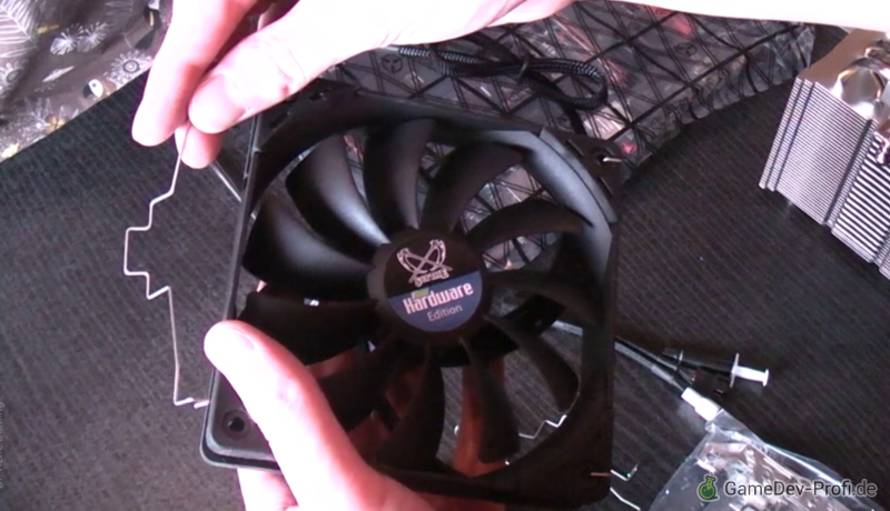 Einsetzen der Befestigungsspangen am Ventilator.