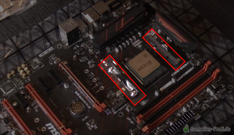 Die bestehenden Standardsockel abschrauben, da sie zu schwach sind, um den großen Lüfterblock zu halten. 