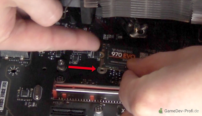 Beim Anlegen des Speichers sieht man, dass der Abstandhalter um ein Loch versetzt werden muss, damit der Riegel aufliegen kann. 