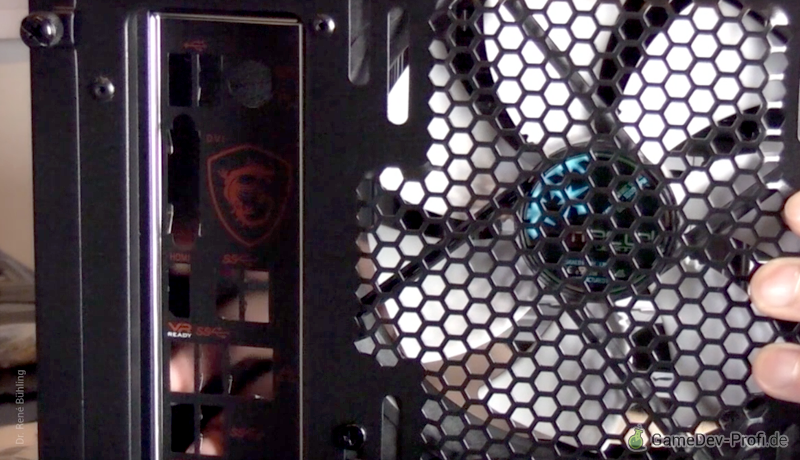 Einsetzen der Abdeckplatte für die Anschlüsse an der Gehäuserückseite.