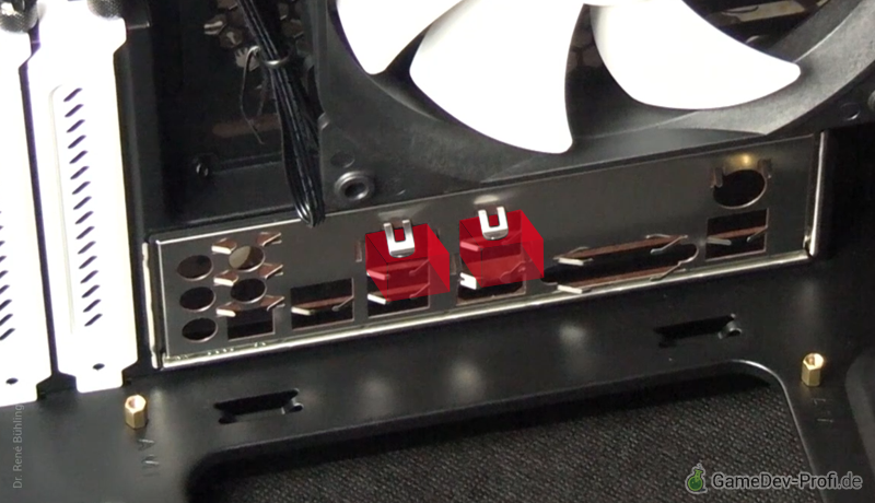 Beim Einsetzen drauf achten, dass die Netzwerkanschlüsse unter die oberen Laschen eingefädelt werden. 