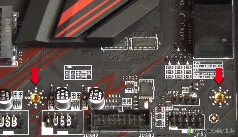 Die Löcher im Board treffen genau auf die goldenen Abstandhalter, so dass die Verschraubung hier möglich ist.