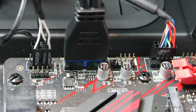 Neben den kleinen Frontpanel-Anschlüssen (links) werden der USB3-Stecker (blau, Mitte) und der USB2-Stecker (rechts) mit dem Board verbunden.