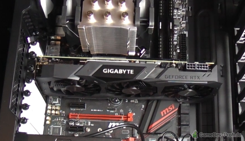 Eingesetzte und festgeschraubte Grafikkarte.