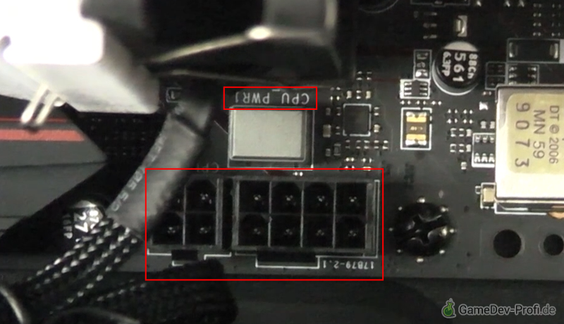 Steckplatz für die CPU-Stromversorgung auf dem Board hinter dem Prozessorlüfter.