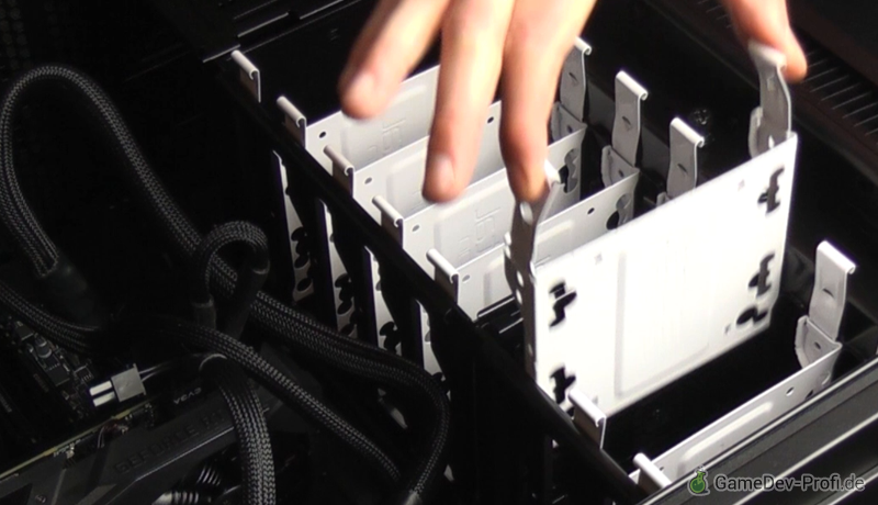 Die weißen Schubladen an den Anfassern leicht zusammendrücken und herausziehen, um das Kabel des Frontventilators leichter zu erreichen.