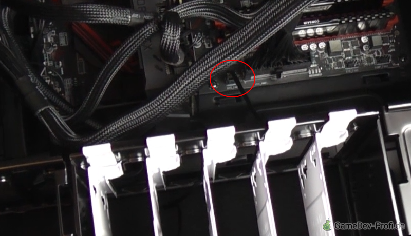 Frontventilator mit Steckplatz SYS_FAN4 verbinden.