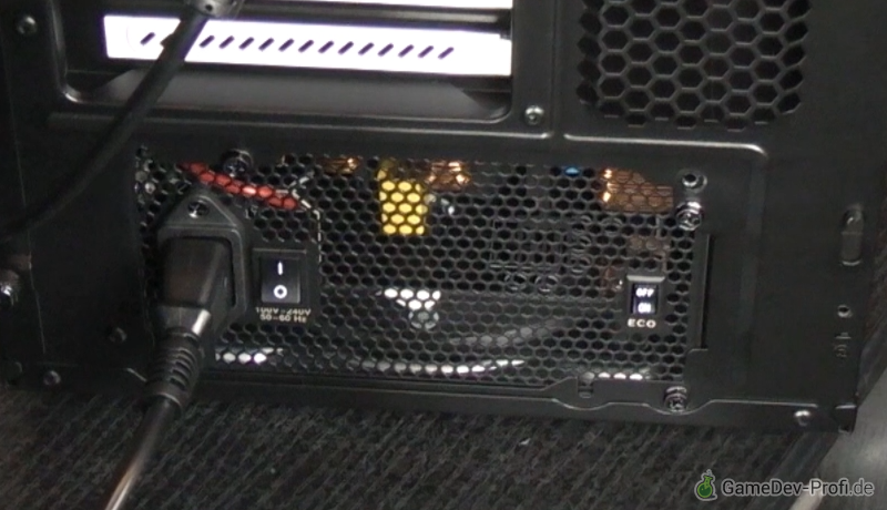 Netzteil an die Steckdose anschließen und mit dem I/O-Schalter einschalten. Der Eco-Schalter ist eine Option um einen Energiesparmodus zu aktivieren. 