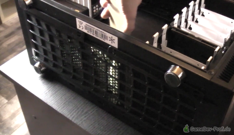 Gehäuse mit Lüftungsgitter auf der Unterseite.